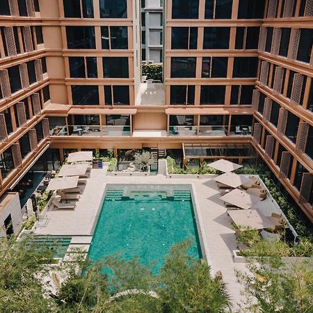 Nysa Hotel Bangkok Sukhumvit 11 ภายนอก รูปภาพ The hotel's courtyard