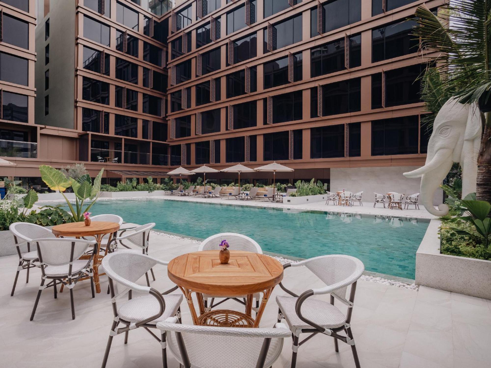 Nysa Hotel Bangkok Sukhumvit 11 ภายนอก รูปภาพ The swimming pool at the hotel
