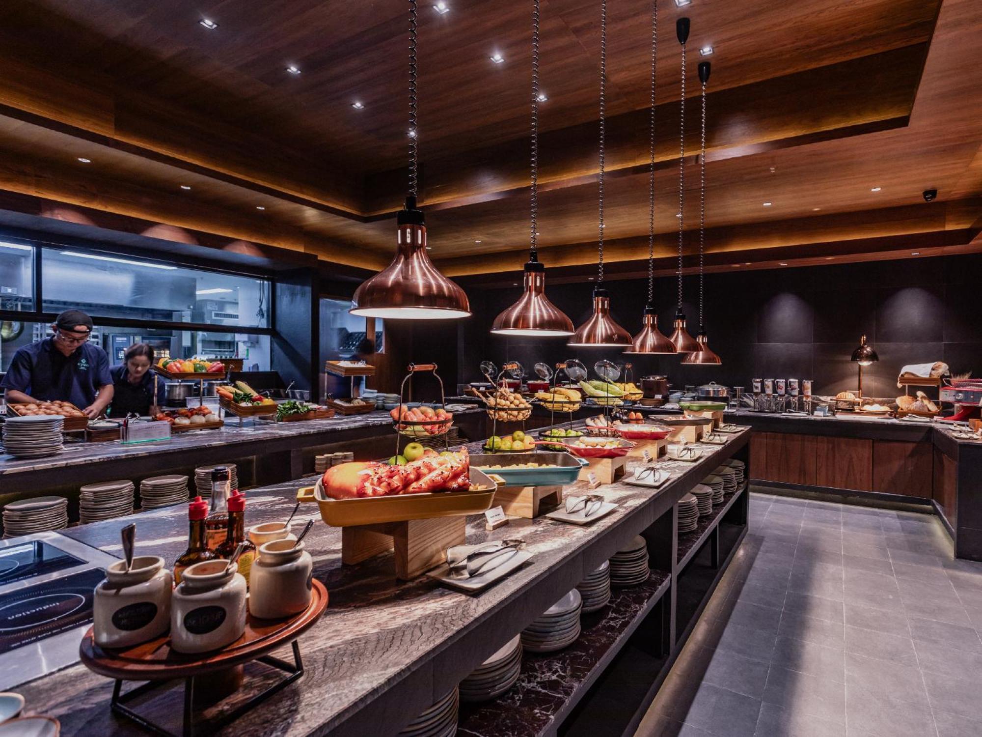 Nysa Hotel Bangkok Sukhumvit 11 ภายนอก รูปภาพ The buffet at the restaurant