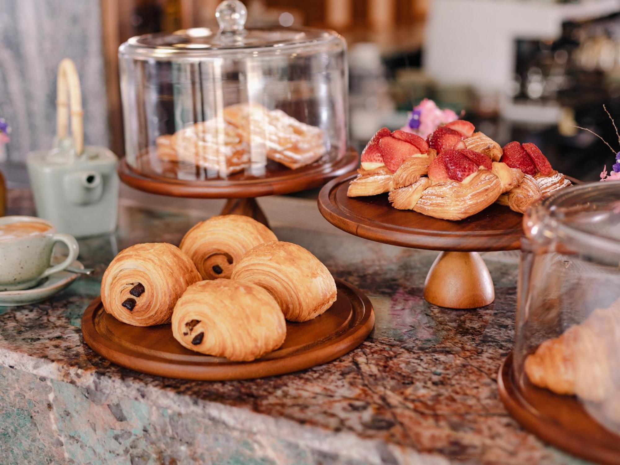Nysa Hotel Bangkok Sukhumvit 11 ภายนอก รูปภาพ Pastries at a café