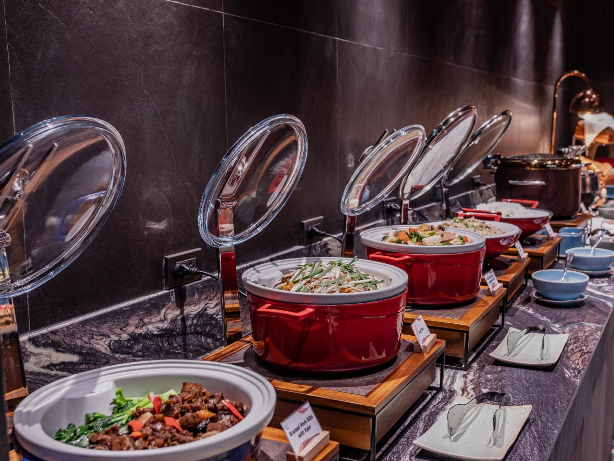 Nysa Hotel Bangkok Sukhumvit 11 ภายนอก รูปภาพ A buffet at a hotel