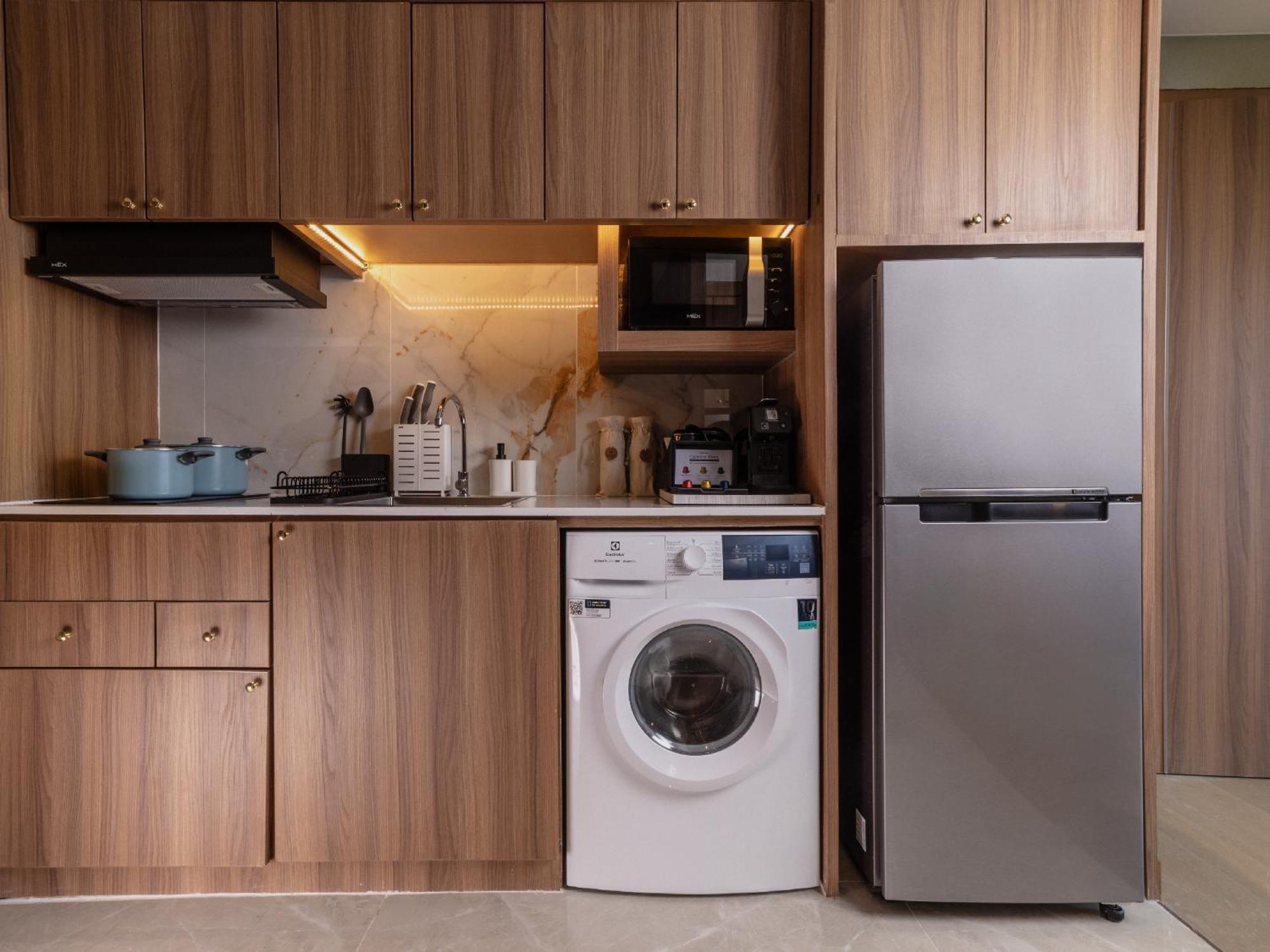 Nysa Hotel Bangkok Sukhumvit 11 ภายนอก รูปภาพ A typical kitchen in a serviced apartment