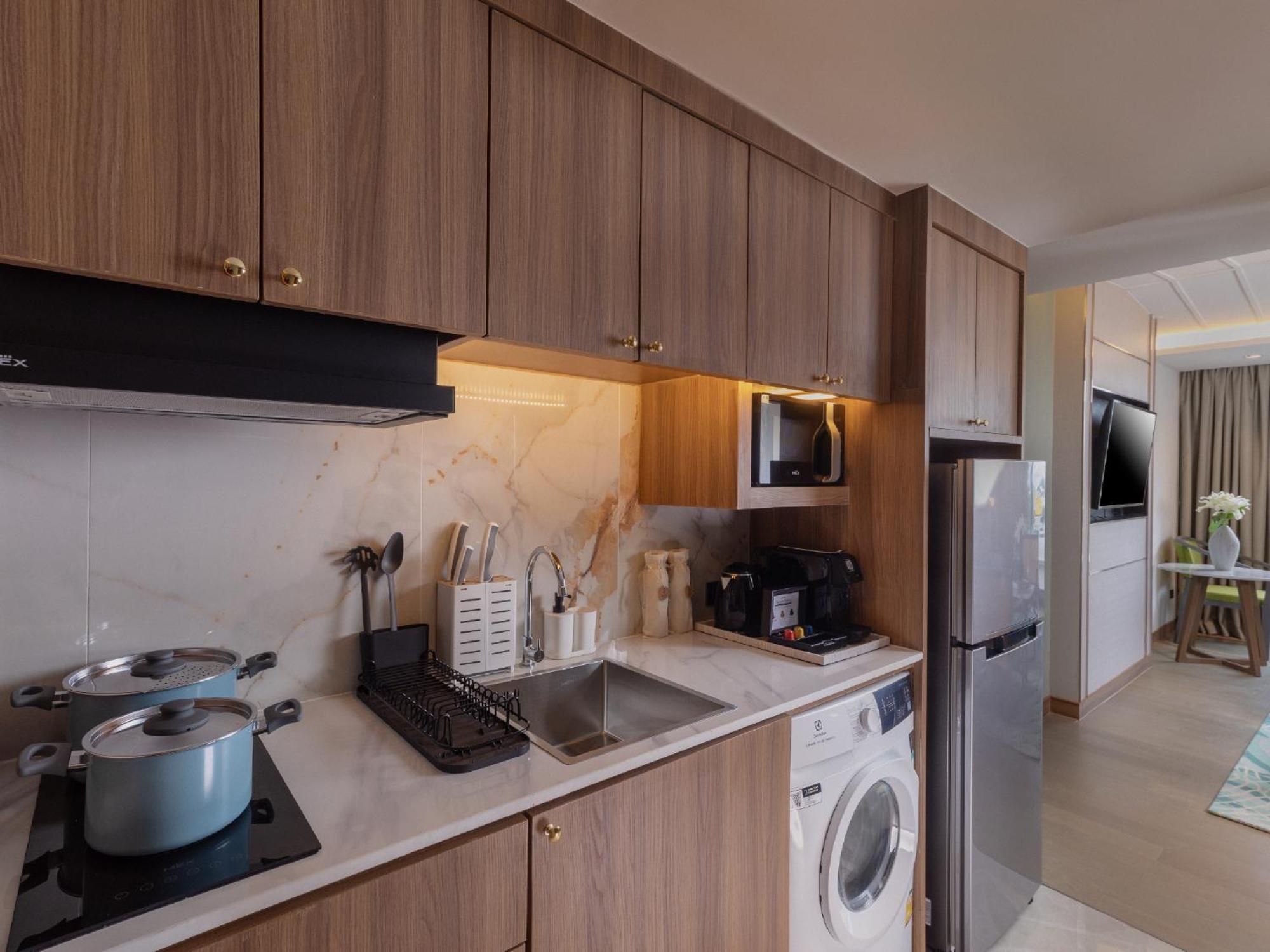 Nysa Hotel Bangkok Sukhumvit 11 ภายนอก รูปภาพ A kitchen in a serviced apartment