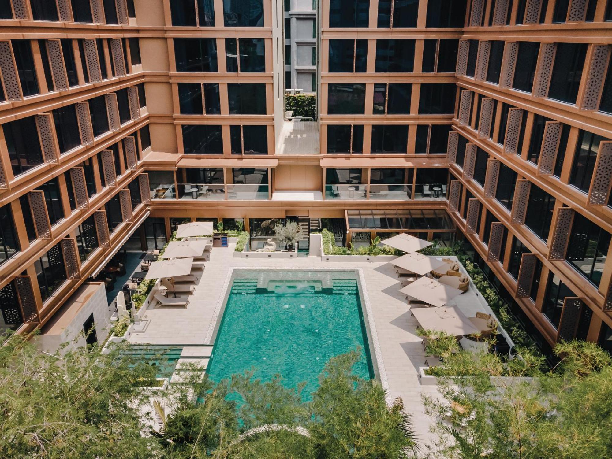 Nysa Hotel Bangkok Sukhumvit 11 ภายนอก รูปภาพ The hotel's courtyard