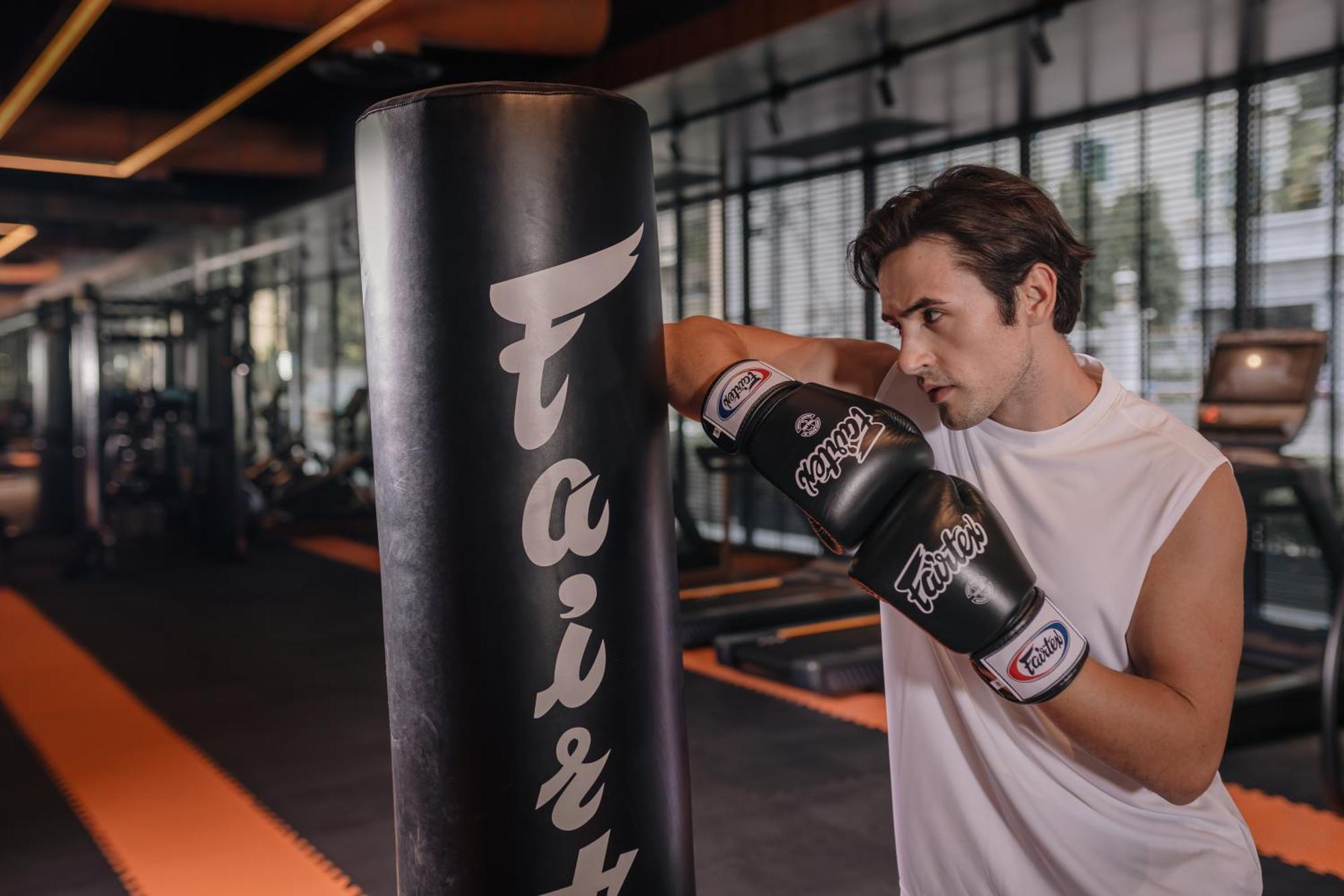 Nysa Hotel Bangkok Sukhumvit 11 ภายนอก รูปภาพ A boxer training with a heavy bag