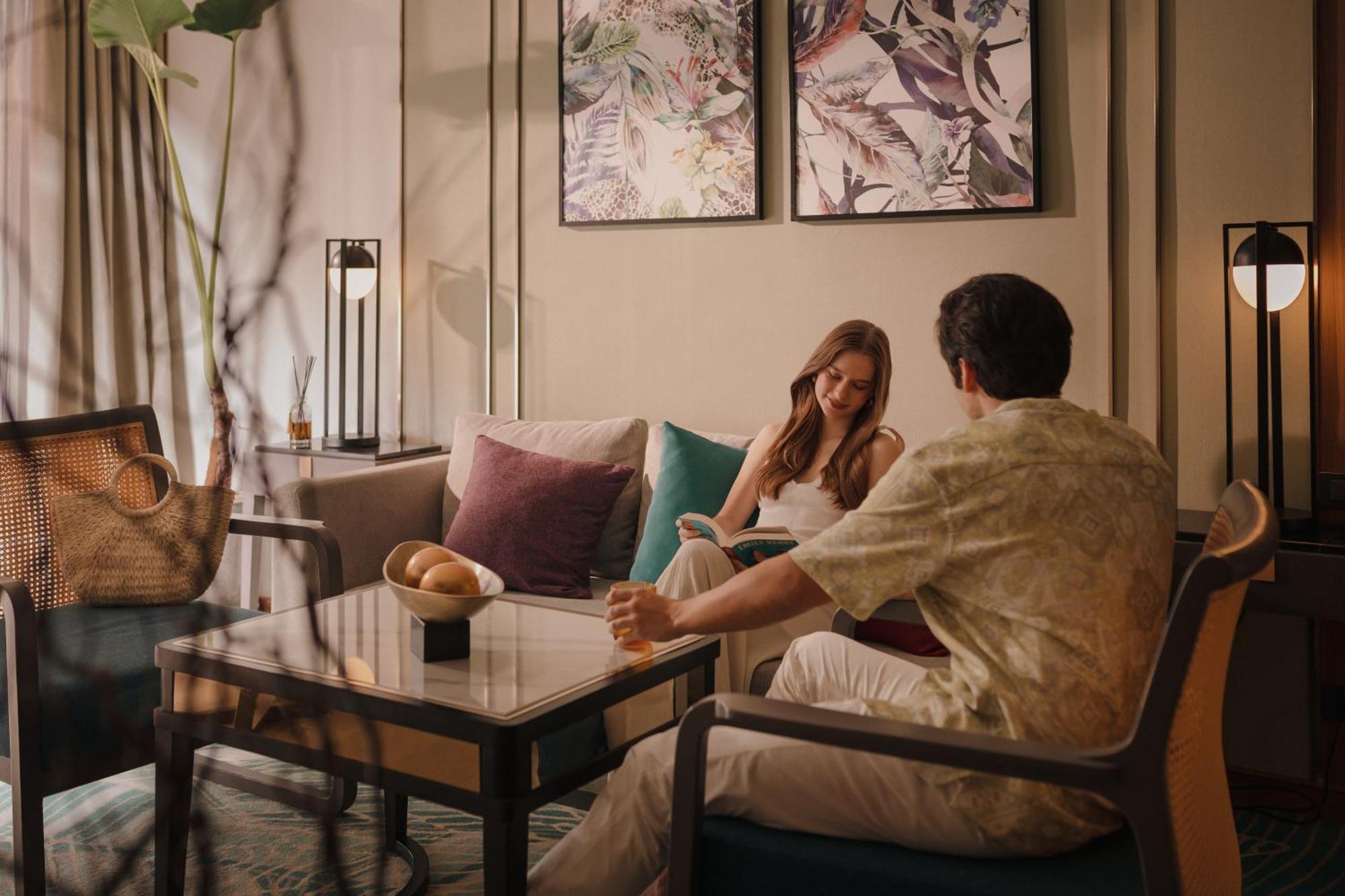 Nysa Hotel Bangkok Sukhumvit 11 ภายนอก รูปภาพ A couple at the hotel