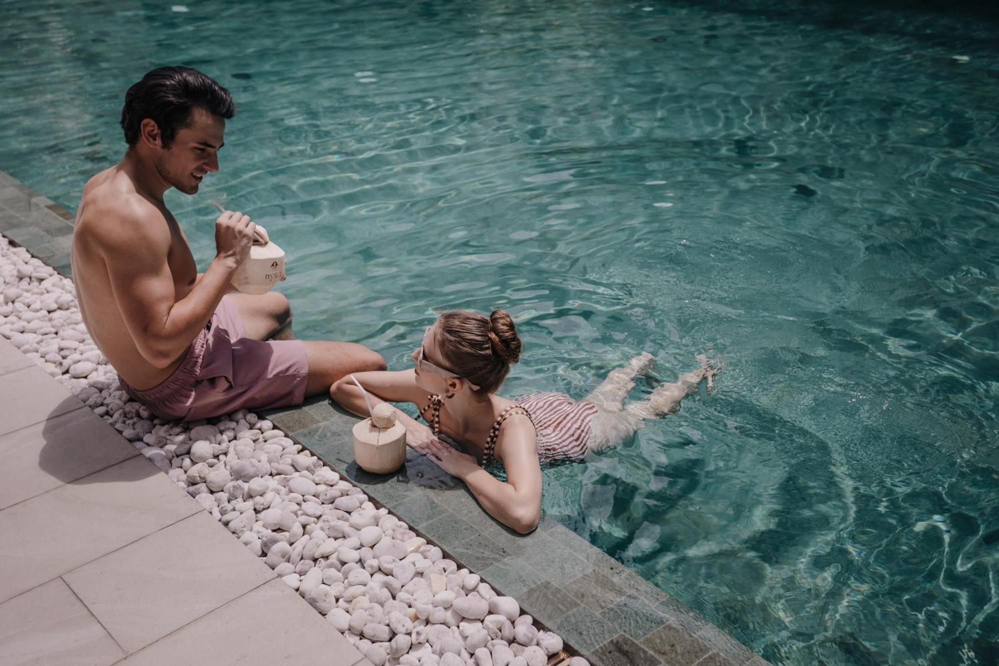 Nysa Hotel Bangkok Sukhumvit 11 ภายนอก รูปภาพ A couple drinking coconut water in a swimming pool