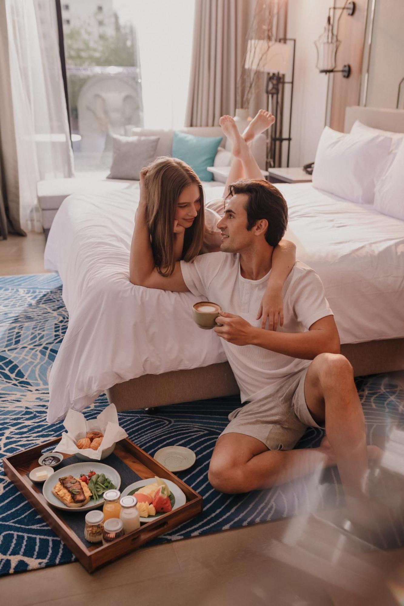 Nysa Hotel Bangkok Sukhumvit 11 ภายนอก รูปภาพ Romantic couple in a hotel room
