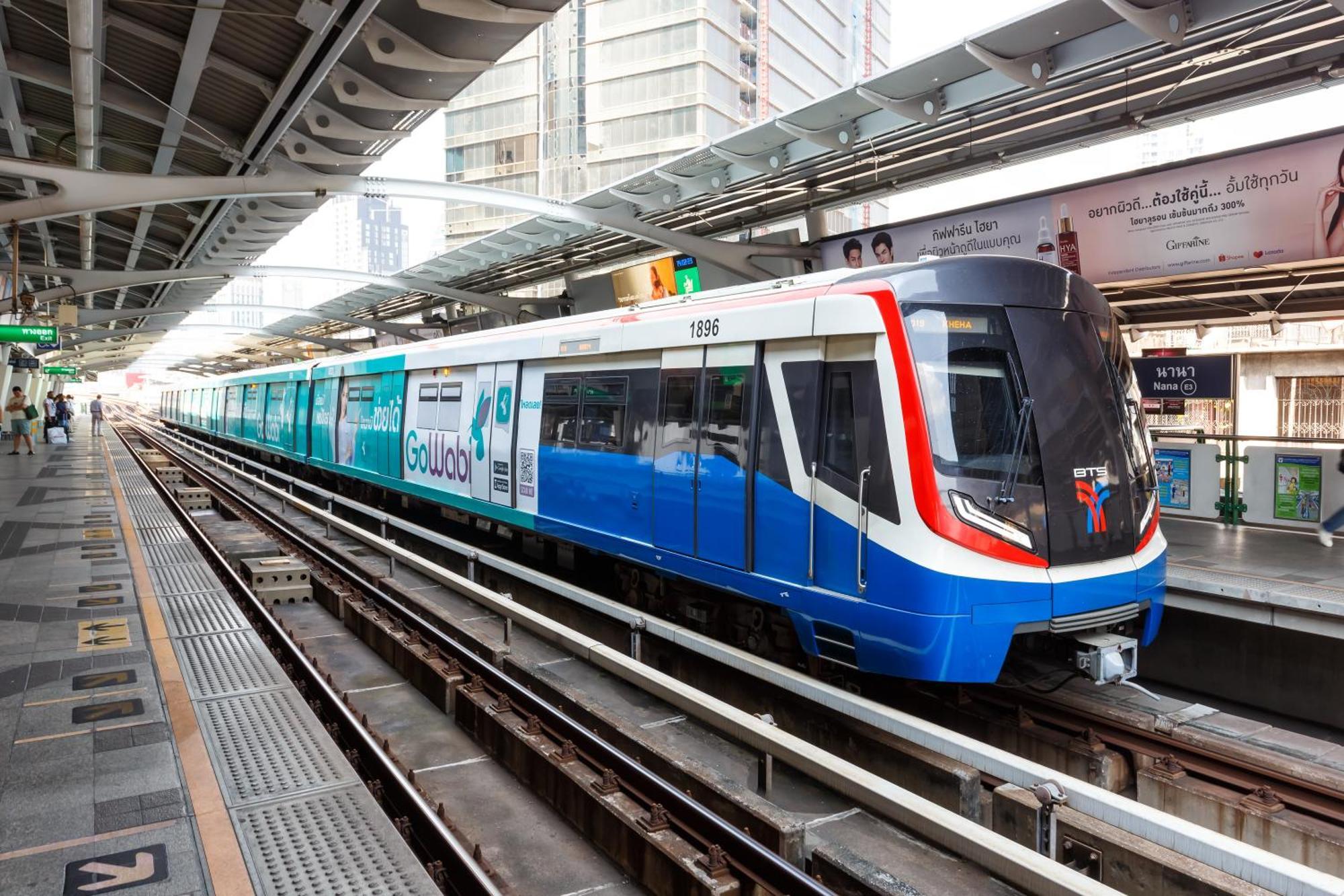 Nysa Hotel Bangkok Sukhumvit 11 ภายนอก รูปภาพ A Blue Line train at Huai Khrai